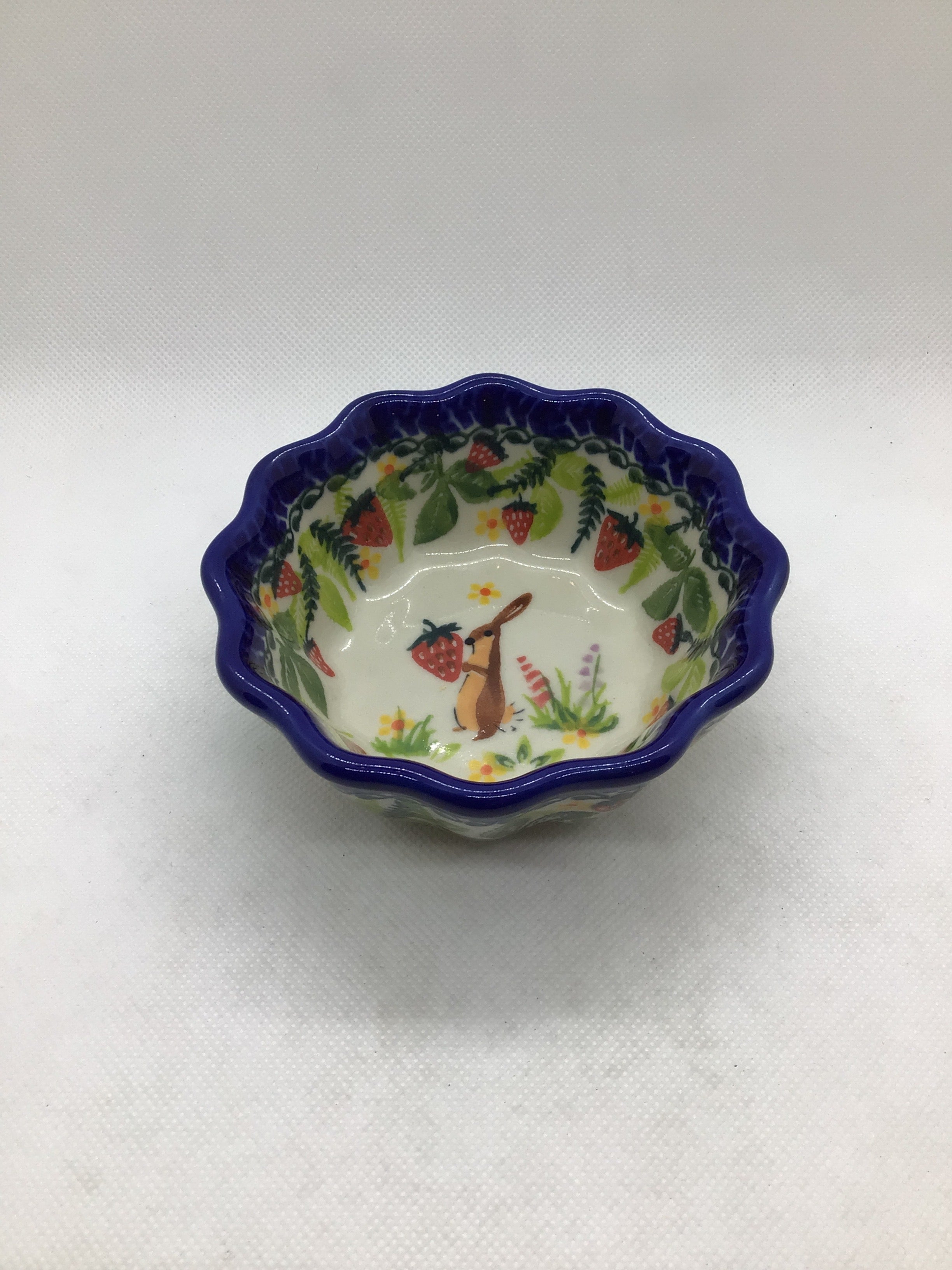 KALICH Strawbunny Small Scalloped Bowl