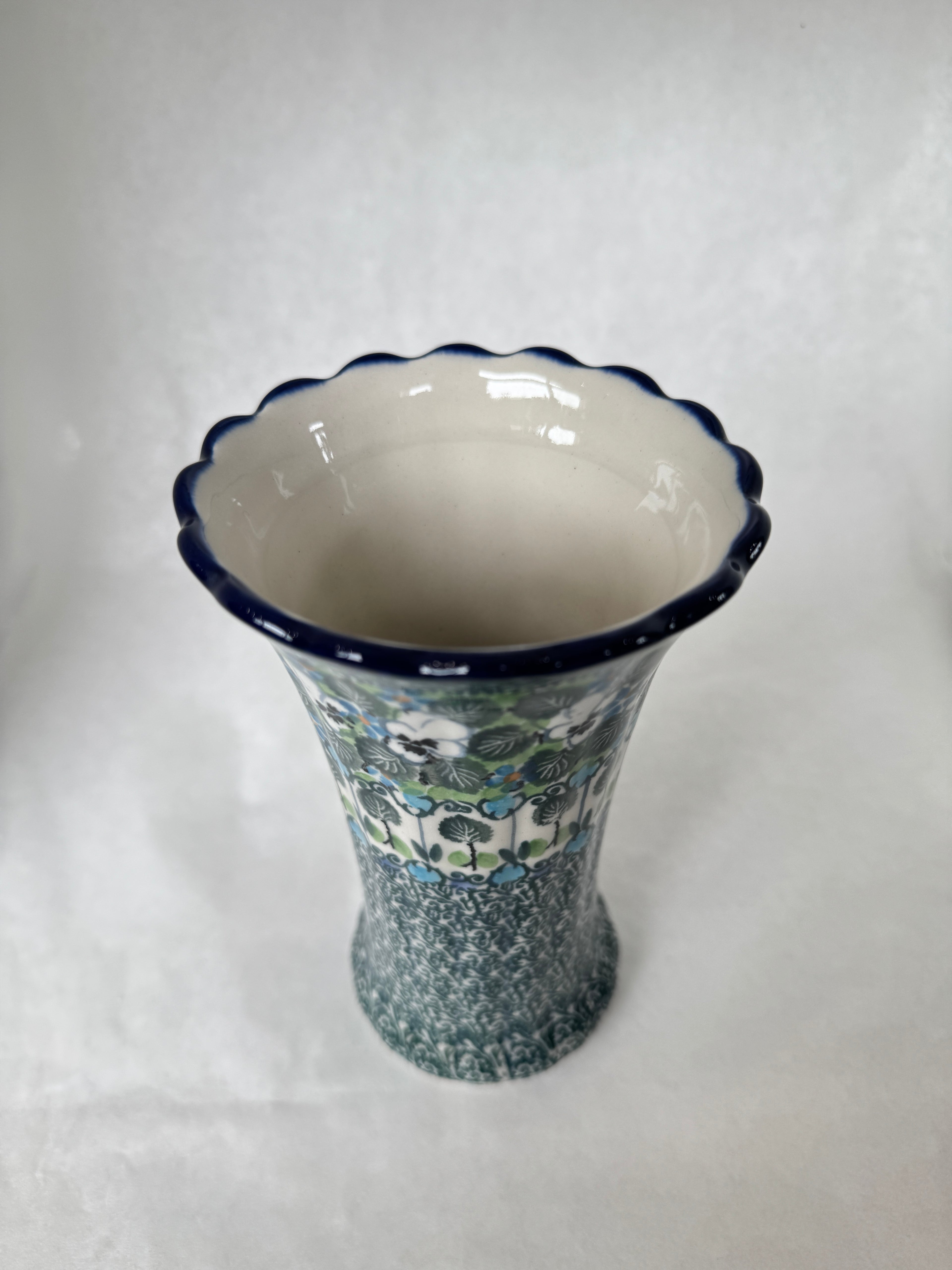 U4795 Fluted Vase 7"