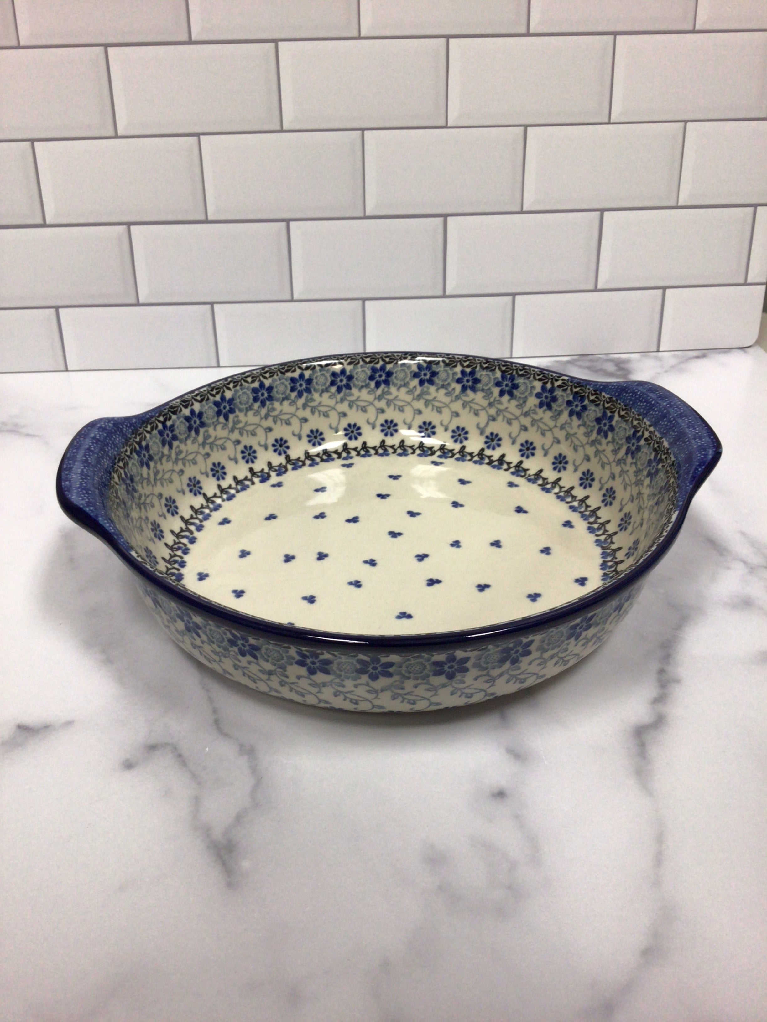 Amazing Lace Round Baker w/Grips 10"