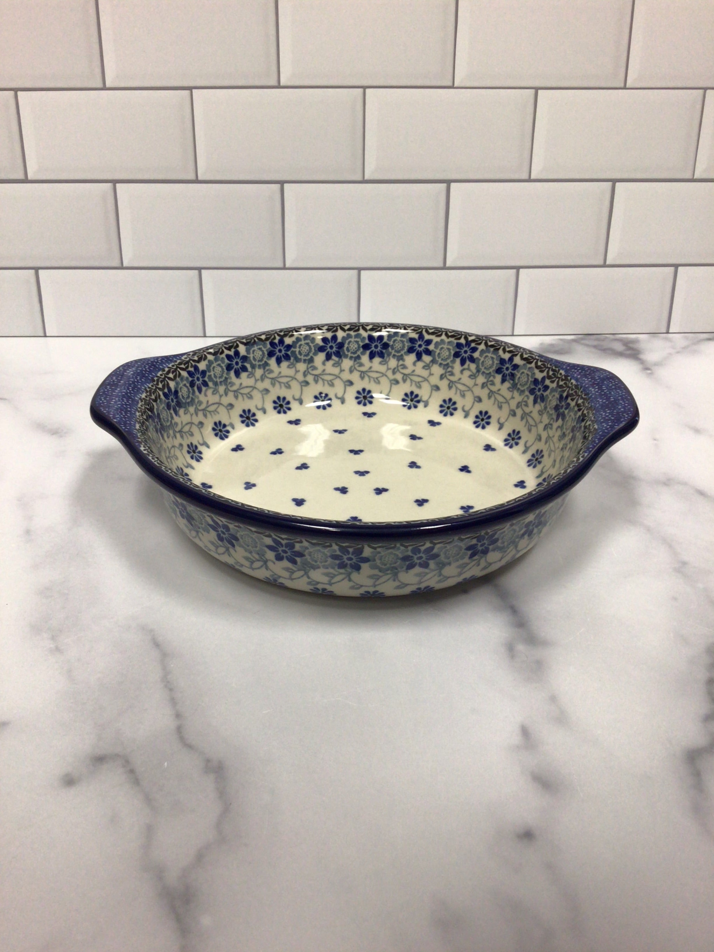 Amazing Lace Round Baker w/Grips 8"