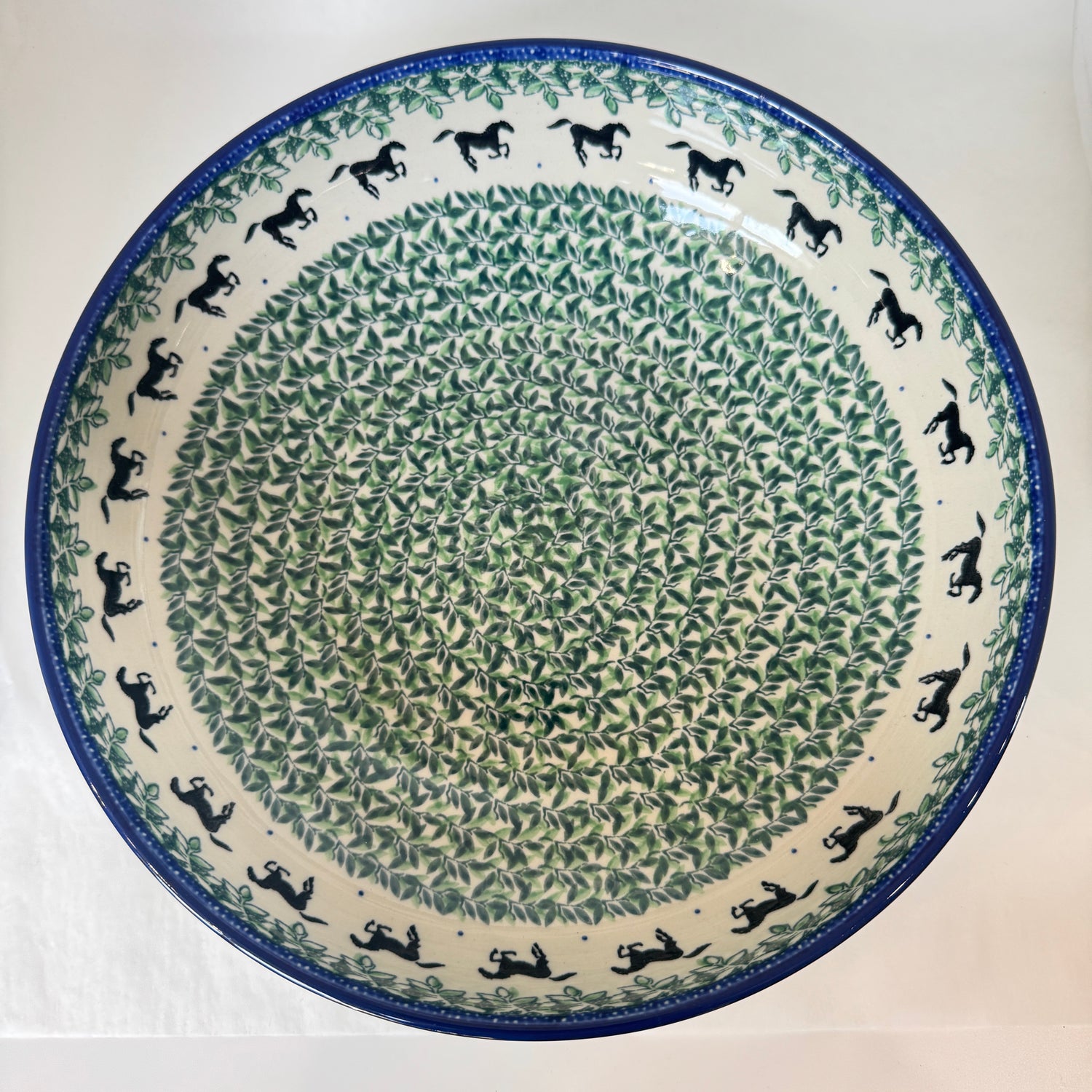 Black Beauty Shallow Serving Bowl 10"
