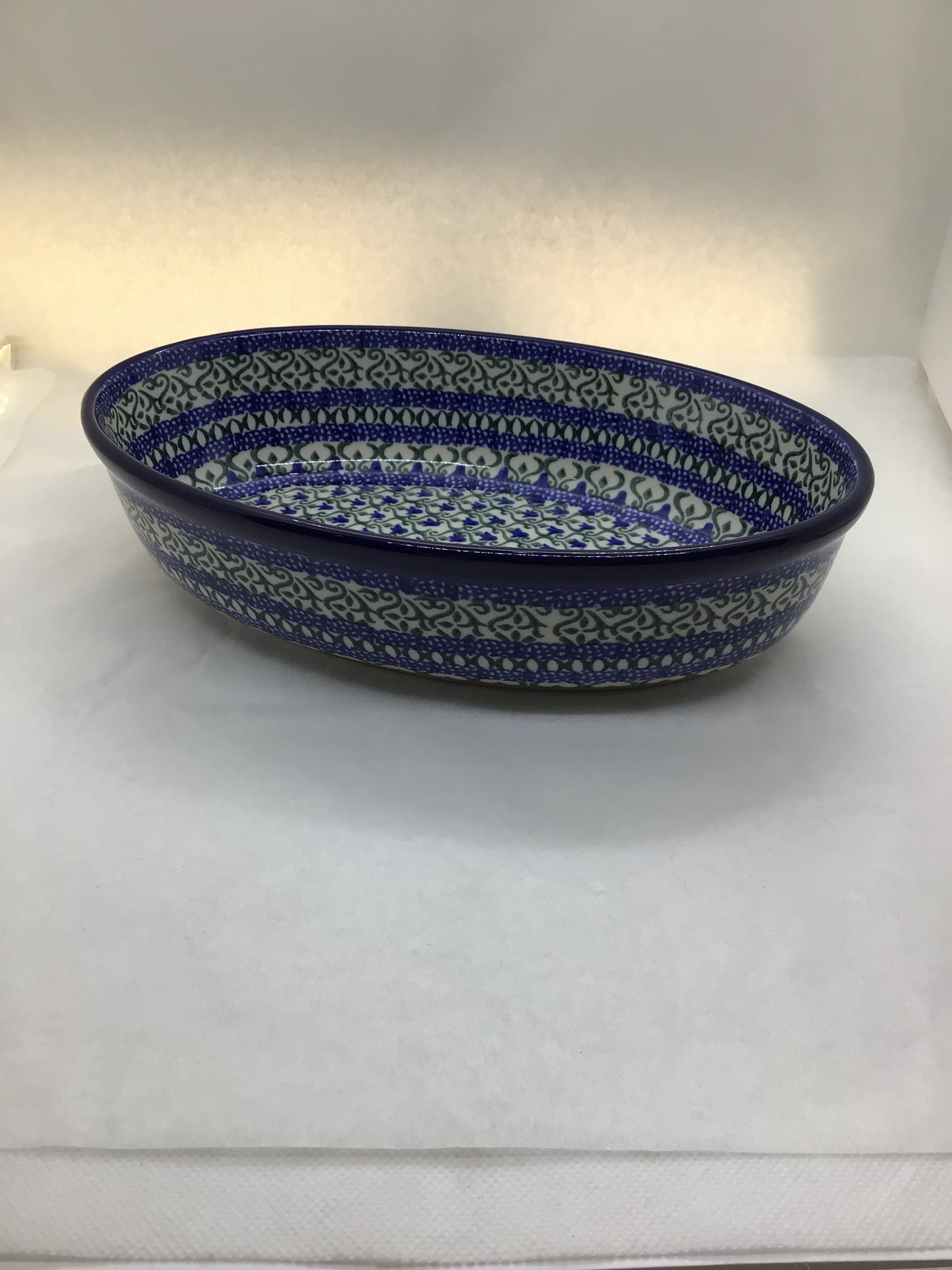 Tulip Trellis Oval Baker 9.5"