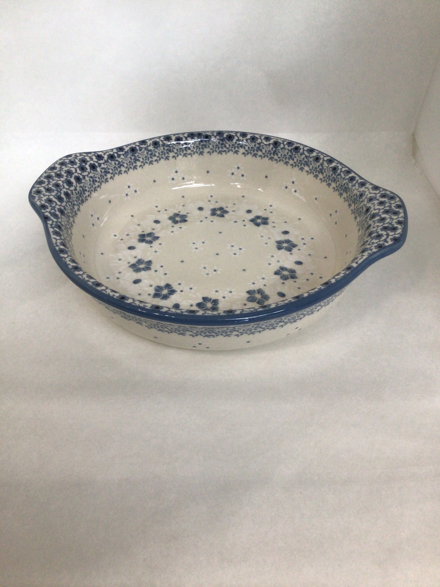 Simple Elegance Round Baker w/Grips 8"