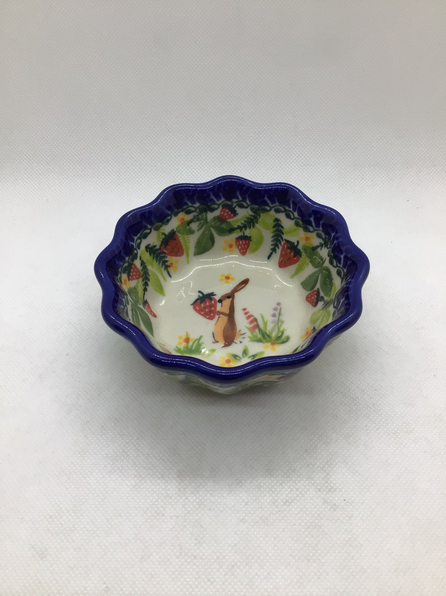 KALICH Strawbunny Small Scalloped Bowl