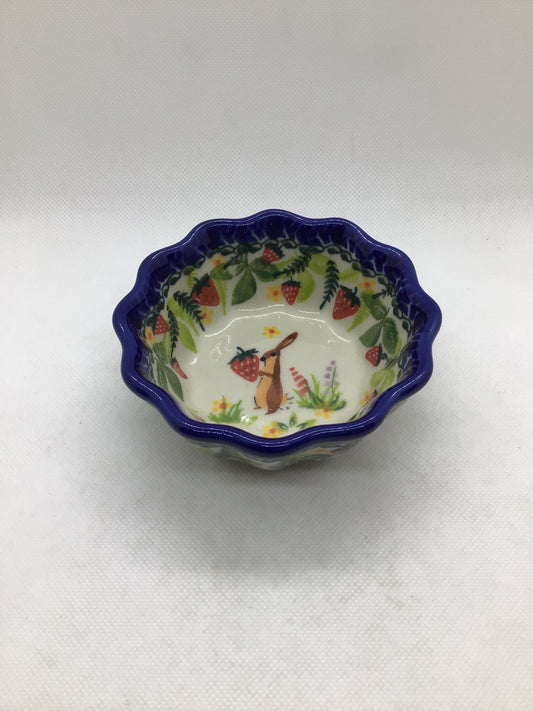 KALICH Strawbunny Small Scalloped Bowl