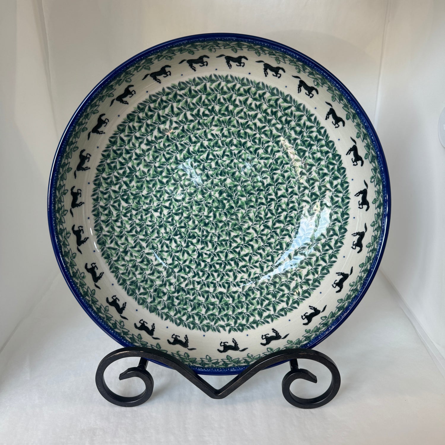 Black Beauty Shallow Serving Bowl 10"