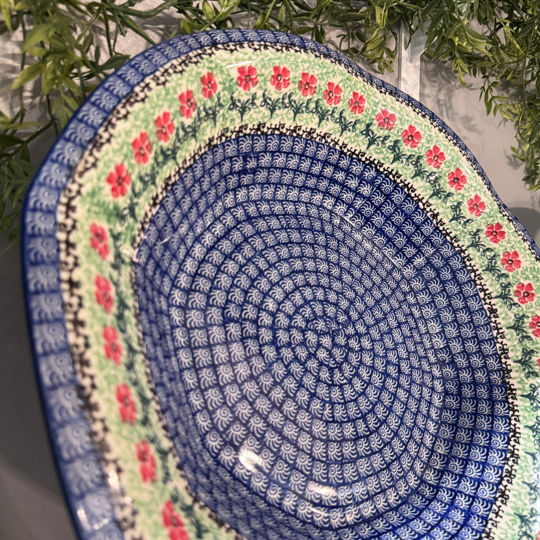 Red Daisies Large Faceted Bowl
