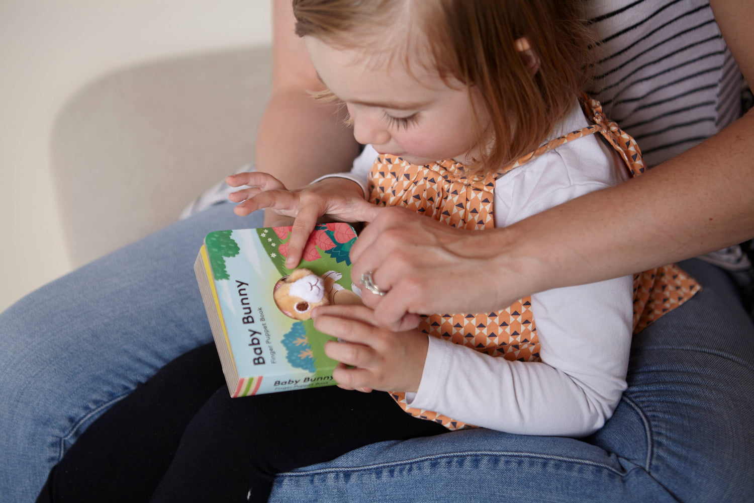 Chronicle Books - Baby Bunny: Finger Puppet Book