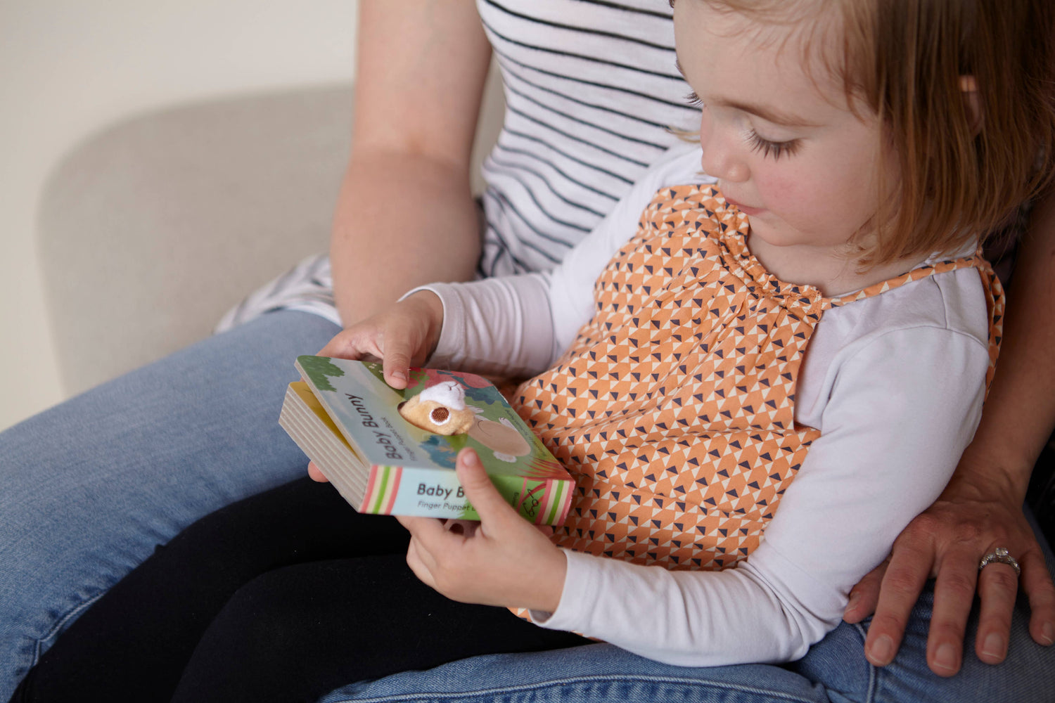 Chronicle Books - Baby Bunny: Finger Puppet Book