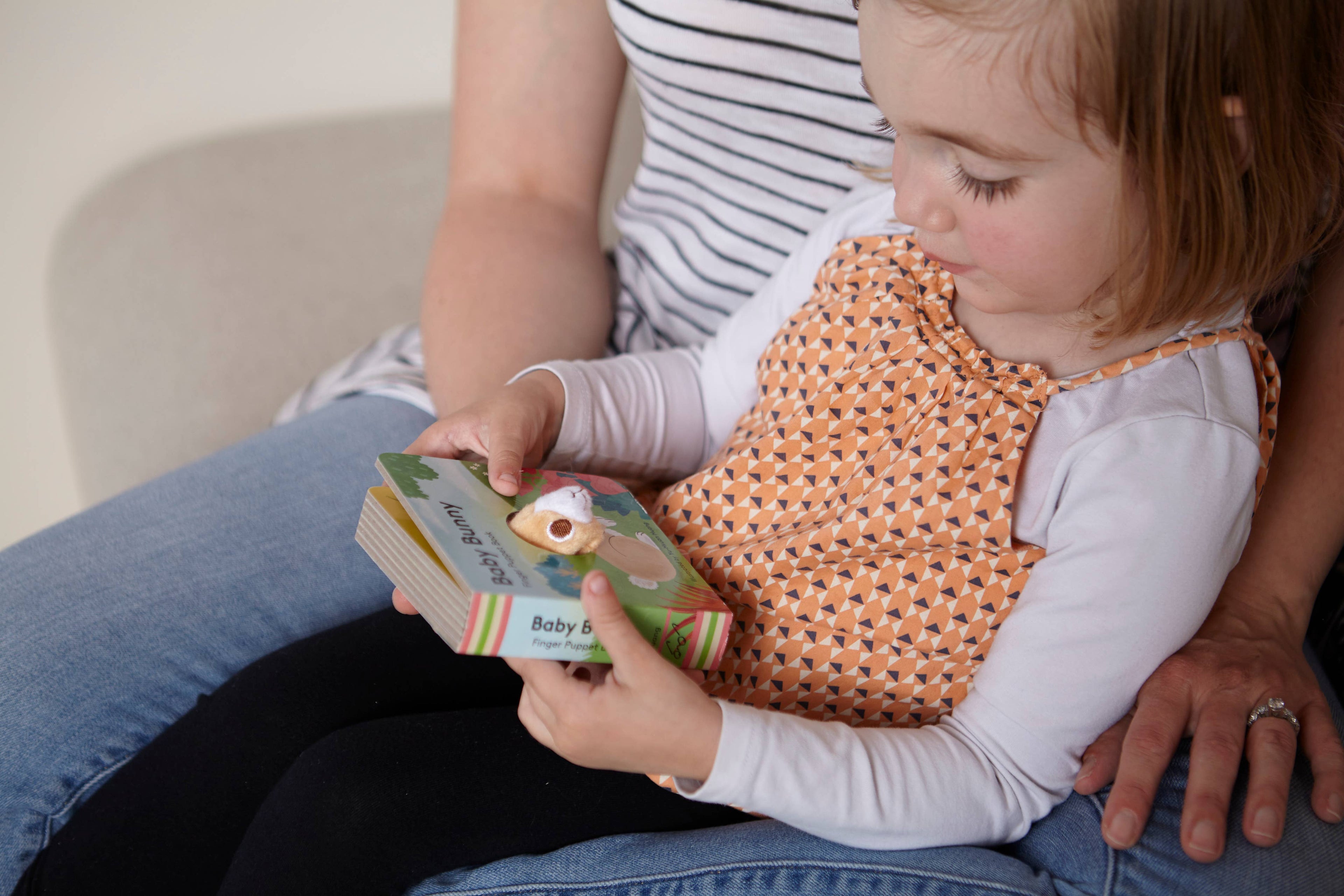 Chronicle Books - Baby Bunny: Finger Puppet Book