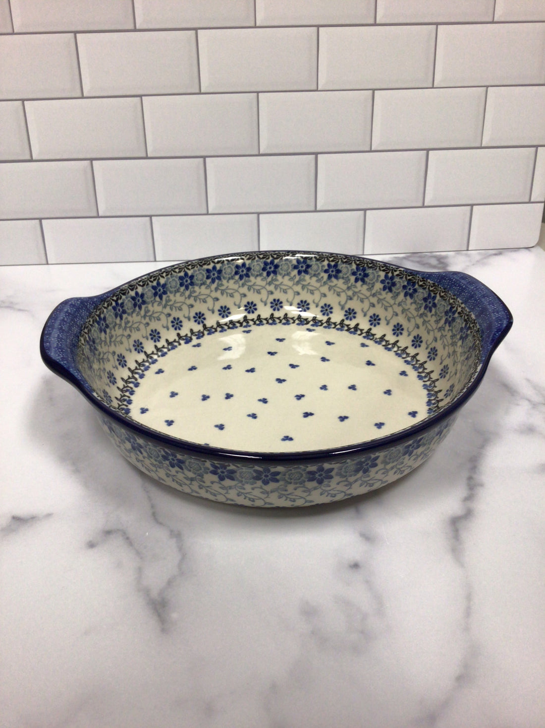 Amazing Lace Round Baker w/Grips 10"