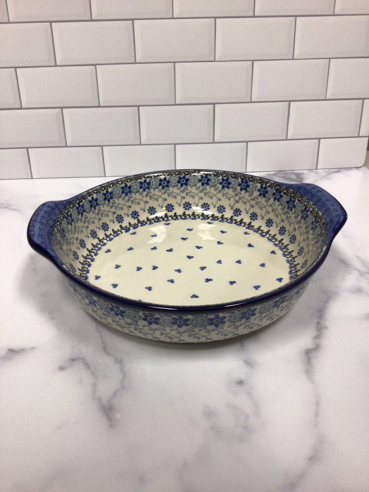 Amazing Lace Round Baker w/Grips 10"