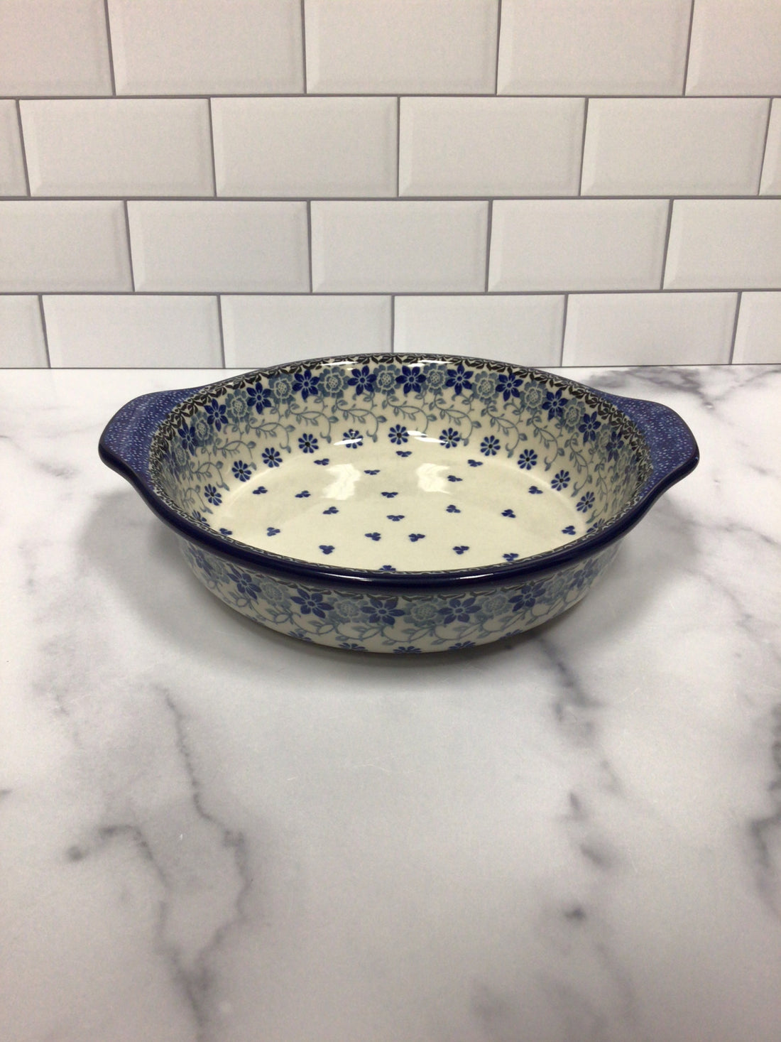 Amazing Lace Round Baker w/Grips 8&quot;